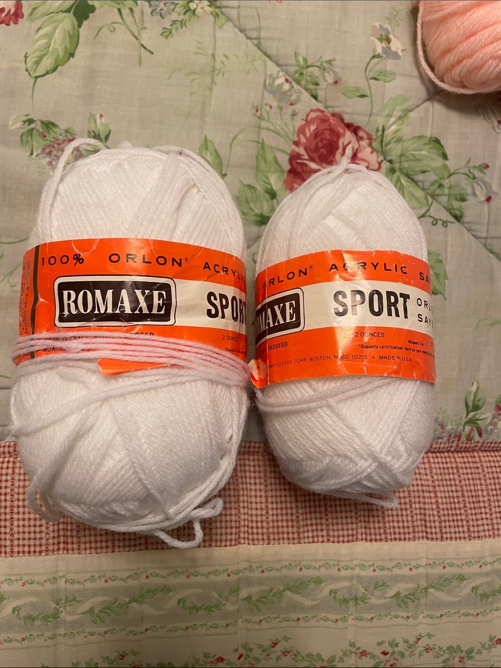 Romaxe White sport yarn. 2 Skiens